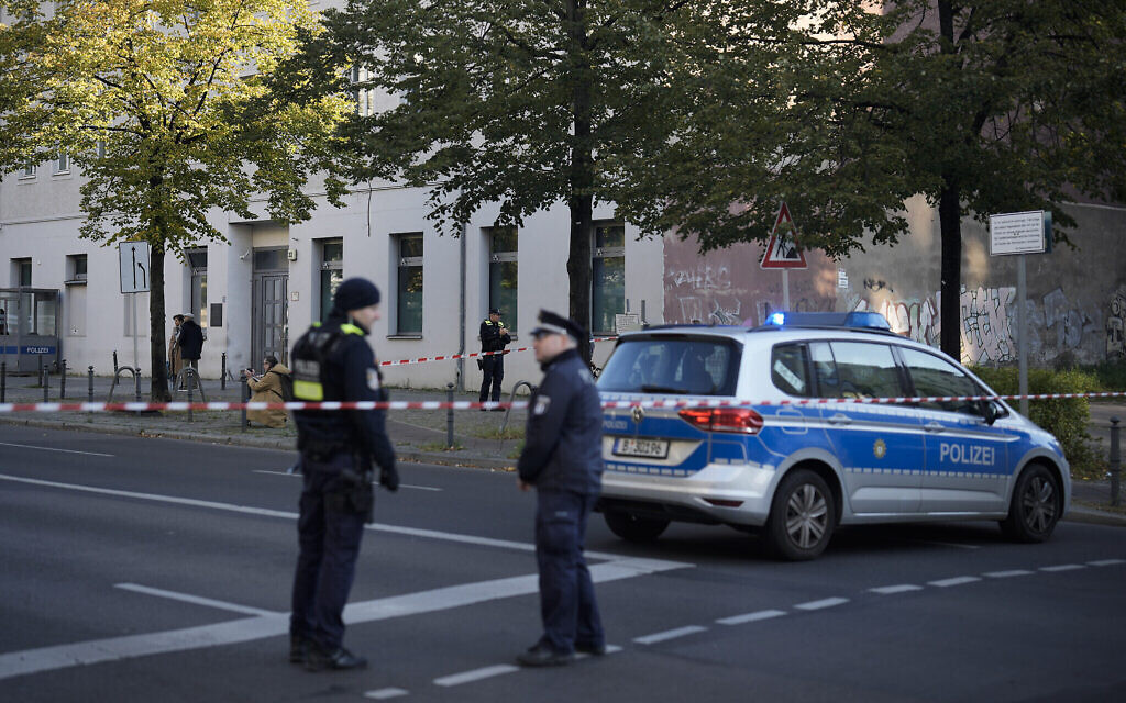 Des policiers allemands montant la garde devant le complexe de bâtiments de la communauté Kahal Adass Jisroel après qu'il a été attaqué par deux engins incendiaires, dans le centre de Berlin, en Allemagne, le 18 octobre 2023. (Crédit : Markus Schreiber/AP Photo)