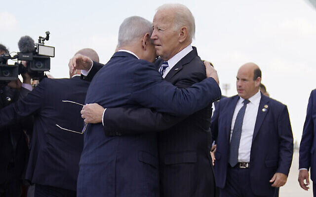 Le Premier ministre Benjamin Netanyahu accueillant et enlaçant le président américain Joe Biden à l'aéroport Ben Gurion, le 18 octobre 2023. (Crédit : Evan Vucci/AP Photo)