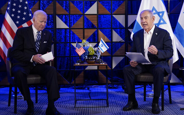 Le président américain Joe Biden rencontrant le Premier ministre israélien Benjamin Netanyahu, à Tel Aviv, le 18 octobre 2023. (Crédit : Evan Vucci/AP)