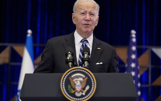 Le président américain Joe Biden prononce un discours devant la presse à Tel Aviv à la fin de sa visite de guerre en Israël, le 18 octobre 2023. (Crédit : AP Photo/Evan Vucci)