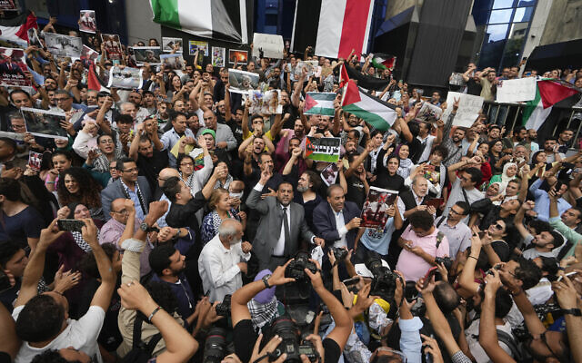 Des manifestants égyptiens criant des slogans anti-Israël, devant le Syndicat des journalistes au Caire, le 18 octobre 2023. (Crédit : AP Photo/Amr Nabil)