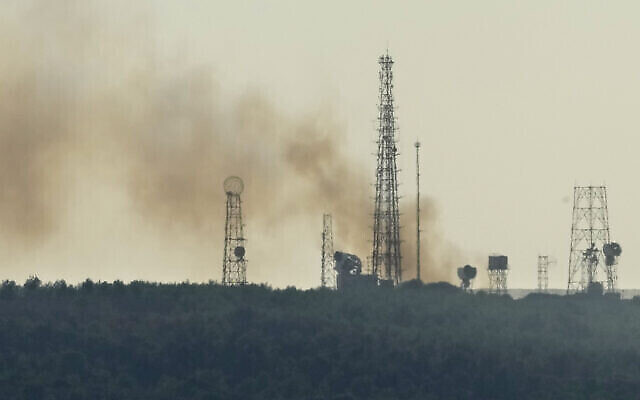 De la fumée s'élève d'une position de l'armée israélienne frappée par le groupe terroriste du Hezbollah, depuis le village de Tair Harfa, au sud du Liban, le 18 octobre 2023. (Crédit : AP Photo/Hussein Malla)