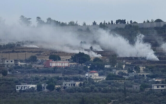 De la fumée s’élevant après des tirs d'artillerie israélienne à al-Bustan, village frontalier entre le Liban et Israël, dans le Sud-Liban, le 18 octobre 2023. (Crédit : Hussein Malla/AP Photo)