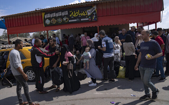 Des Palestiniens attendant de pouvoir entrer en Égypte au poste-frontière de Rafah, le 16 octobre 2023. (Crédit : Fatima Shbair/AP)