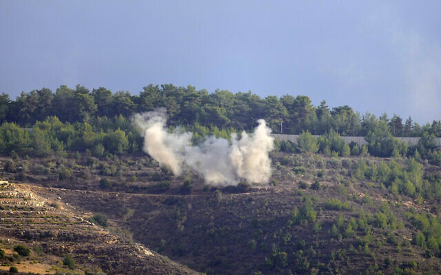 De la fumée s'élève après des tirs d'artillerie israélienne à al-Bustan, village frontalier entre le Liban et Israël, dans le Sud-Liban, le 18 octobre 2023. (Crédit : AP Photo/Hussein Malla)