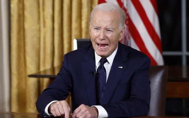Le président américain Joe Biden s'exprimant au sujet des guerres en Israël et en Ukraine dans le bureau ovale de la Maison Blanche, à Washington, le 19 octobre 2023. (Crédit : Jonathan Ernst/Pool via AP)