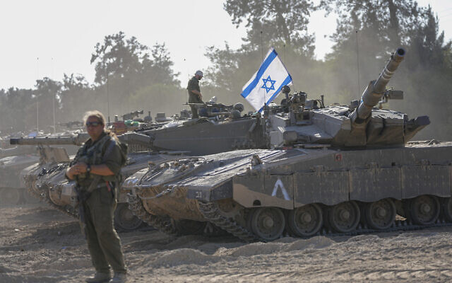 Les soldats israéliens travaillant sur un tank près de la frontière avec la bande de Gaza, dans le sud d'Israël, le 20 octobre 2023. (Crédit : Ohad Zwigenberg/AP Photo)