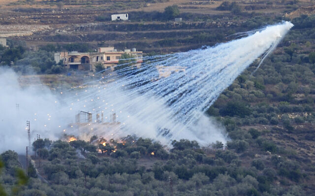 Un obus de l'artillerie israélienne explosant au-dessus d'une maison à al-Bustan, un village libanais frontalier avec Israël, au sud du Liban, le 15 octobre 2023. (Crédit : Hussein Malla/AP)
