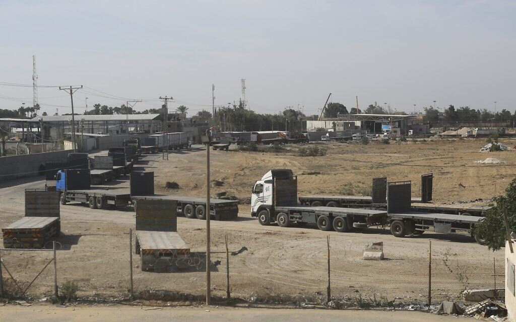 Des camions palestiniens faisant la queue du côté de la bande de Gaza de la frontière avec l'Égypte pour acheminer l'aide humanitaire à Rafah, le 21 octobre 2023. (Crédit : Hatem Ali/AP Photo)