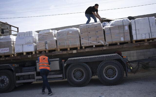 Des camions transportant de l'aide humanitaire pour la bande de Gaza arrivant d'Égypte, à Rafah, le 21 octobre 2023. (Crédit : Fatima Shbair/AP Photo)