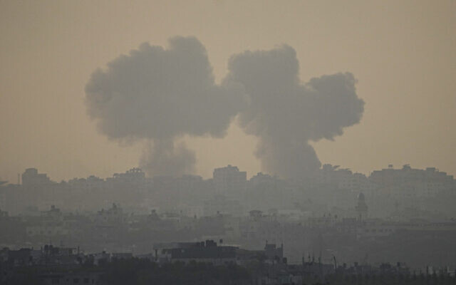 De la fumée après une frappe israélienne dans la bande de Gaza, depuis le sud d'Israël, le 22 octobre 2023. (Crédit : AP Photo/Ariel Schalit)