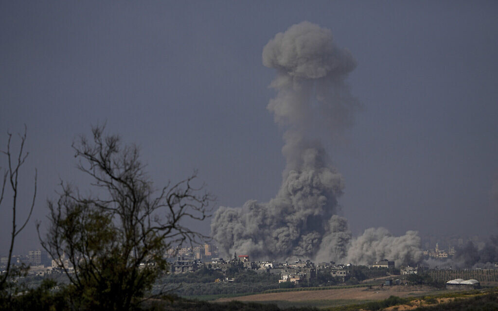 De la fumée s’élevant après une frappe aérienne israélienne dans la bande de Gaza, vue du sud d'Israël, le 23 octobre 2023. (Crédit : Ariel Schalit/AP Photo)