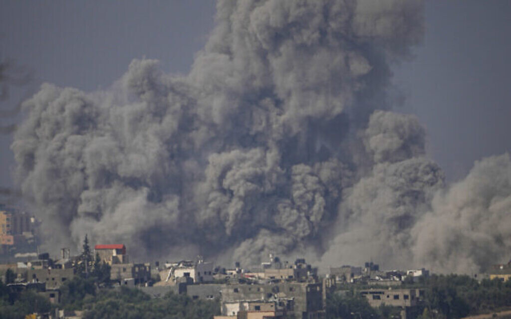 Un panache de fumée s'élève adans le sillage d'une frappe aérienne israélienne dans la bande de Gaza, vu depuis le sud d'Israël, le 23 octobre 2023. (Crédit : AP Photo/Ariel Schalit)