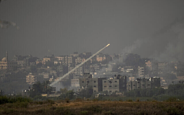 Des roquettes tirées vers Israël depuis la bande de Gaza, vues depuis le sud d’Israël, le 23 octobre 2023. (Crédit : AP Photo/Ariel Schalit)