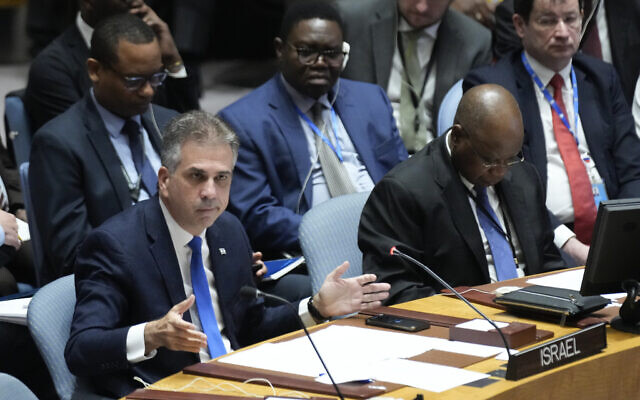 Le ministre israélien des Affaires étrangères, Eli Cohen, s'exprimant lors d'une réunion du Conseil de sécurité, au siège des Nations unies, le 24 octobre 2023. (Crédit : Seth Wenig/AP Photo)
