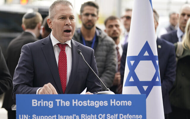 L'ambassadeur d'Israël aux Nations unies, Gilad Erdan, parlant des otages israéliens détenus par le Hamas devant le siège de l'ONU, à New York, le 24 octobre 2023. (Crédit : Seth Wenig/AP Photo)