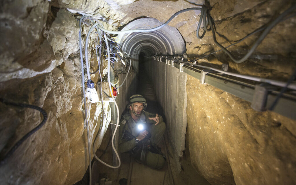 Un soldat israélien faisant visiter aux journalistes un tunnel utilisé par des terroristes palestiniens pour des attaques transfrontalières, à la frontière entre Israël et la bande de Gaza, le 25 juillet 2014. (Crédit : Jack Guez, Pool/AP Photo/Dossier) 