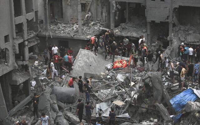 Des Palestiniens inspectant les dégâts des bâtiments détruits suite aux frappes aériennes israéliennes sur la ville de Gaza, vendredi 27 octobre 2023. (Abed Khaled/AP Photo)