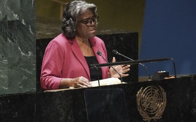 L'ambassadrice des États-Unis auprès des Nations unies, Linda Thomas-Greenfield, s'adressant à l'Assemblée générale des Nations unies, au siège de l'ONU, le 27 octobre 2023. (Crédit : Bebeto Matthews/AP Photo)