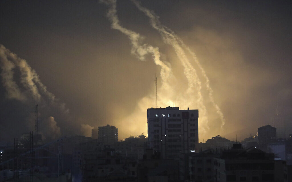 La fumée et les explosions causées par les frappes israéliennes à l'horizon dans le nord de la bande de Gaza, le 28 octobre 2023. (Crédit : Abed Khaled/AP Photo)