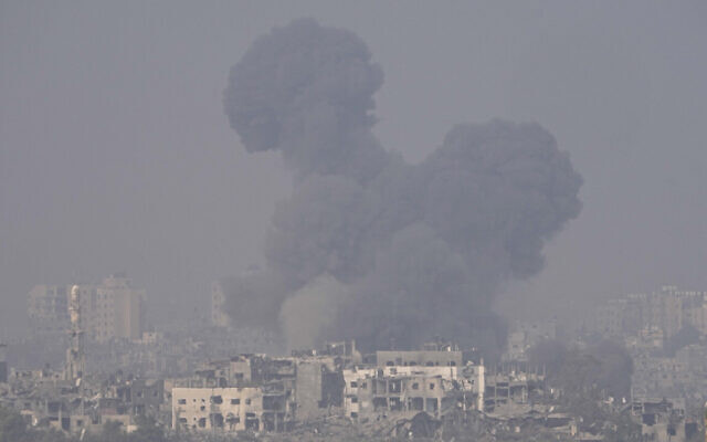 De la fumée s'élève après une frappe israélienne dans la bande de Gaza, le 28 octobre 2023. (Crédit :AP Photo/Ohad Zwigenberg)