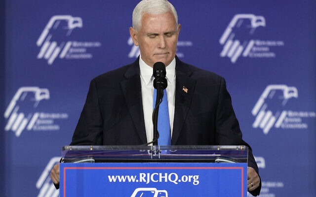 L'ancien vice-président américain Mike Pence s'exprimant lors de la réunion annuelle de la Coalition juive républicaine, à Las Vegas, le 28 octobre 2022. (Crédit : John Locher/AP Photo/Dossier)