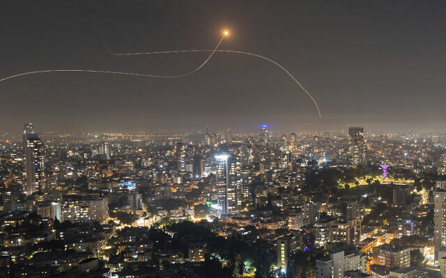 Le système de défense aérienne israélien du Dôme de fer déployé pour intercepter une roquette tirée depuis la bande de Gaza, dans le centre d'Israël, le 28 octobre 2023. (Crédit : Oded Balilty/AP Photo)