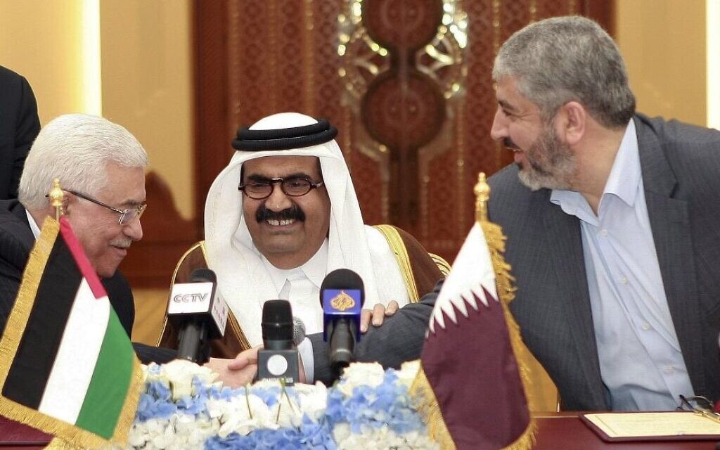 Le président de l'Autorité palestinienne Mahmoud Abbas, à gauche, serrant la main du chef du Hamas Khaled Mashaal, à droite, sous le regard de l'émir du Qatar, Cheikh Tamim ben Hamad al-Thani, au centre, après la signature d'un accord à Doha, au Qatar, le 6 février 2012. (Crédit : Osama Faisal/AP)