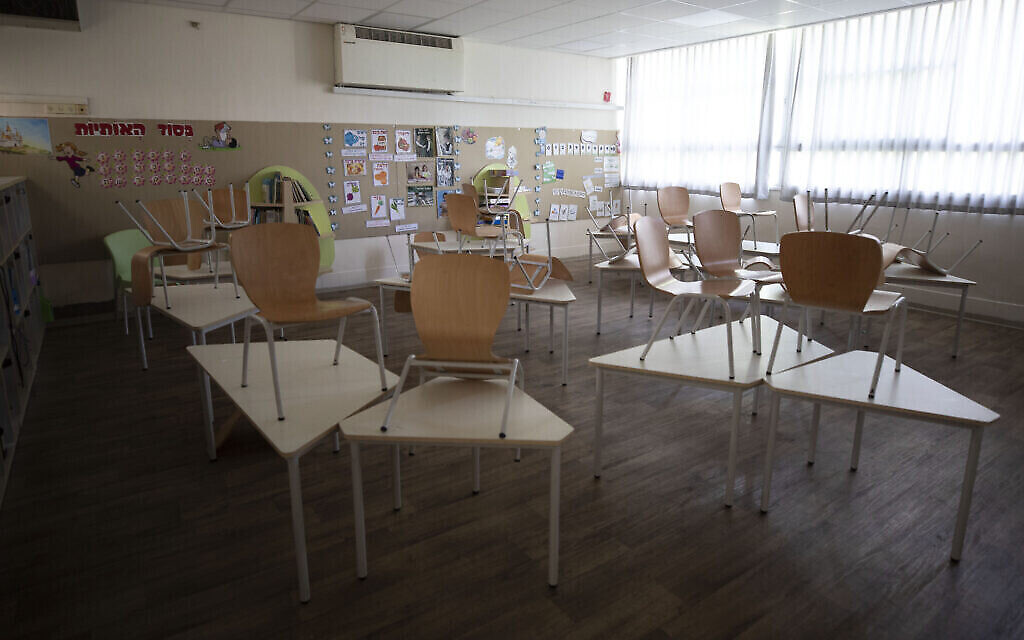La salle de classe d'une école primaire de Tel Aviv est vide suite à la fermeture des écoles en Israël avant un confinement général destiné à enrayer la propagation du coronavirus, le 17 septembre 2020. (Crédit : AP Photo/Sebastian Scheiner)