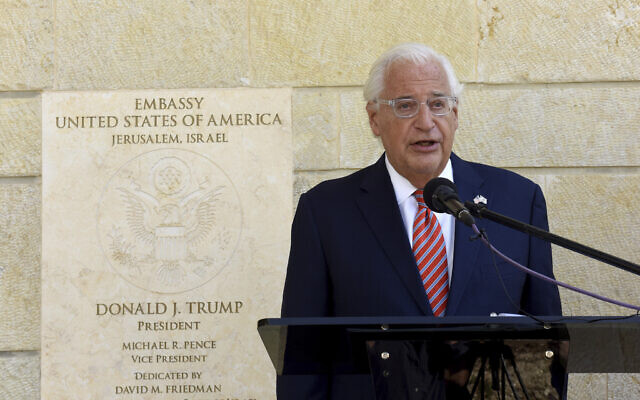 L'ambassadeur des États-Unis en Israël, David Friedman, s'exprimant lors d'une cérémonie à l'ambassade des États-Unis, à Jérusalem, le 30 octobre 2020. (Crédit : Debbie Hill/Pool Photo via AP)