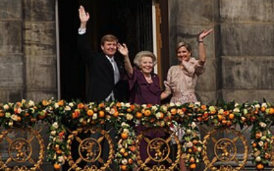 Depuis le palais royal d'Amsterdam, la princesse Beatrix entourée du roi Willem-Alexander et de la reine Máxima, après la signature de son abdication, le 30 avril 2013. (Crédit : Wikipedia CC BY 2.0)