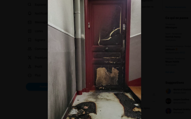 La porte d’entrée d’un couple d’octogénaires juifs incendiée dans le 20e arrondissement de Paris, en octobre 2023. (Crédit : capture d’écran Twitter)