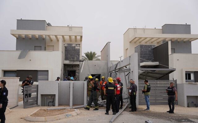 Une maison à Beer Sheva touchée par une roquette en provenance de Gaza le 28 octobre 2023. (Crédit : Emanuel Fabian/Times of Israel)