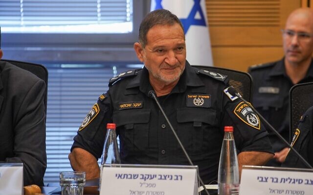 Le chef de la police israélienne, Kobi Shabtaï, s'exprimant lors d'une réunion de la commission de la Sécurité nationale de la Knesset, à Jérusalem, le 22 octobre 2023. (Crédit : Dani Shem Tov/Knesset)