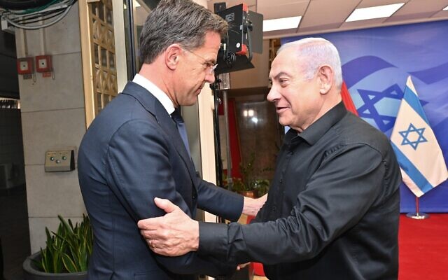 Le Premier ministre Benjamin Netanyahu (à droite) rencontre le Premier ministre néerlandais Mark Rutte dans son bureau à Jérusalem, le 23 octobre 2023. (Crédit : Kobi Gideon/GPO)