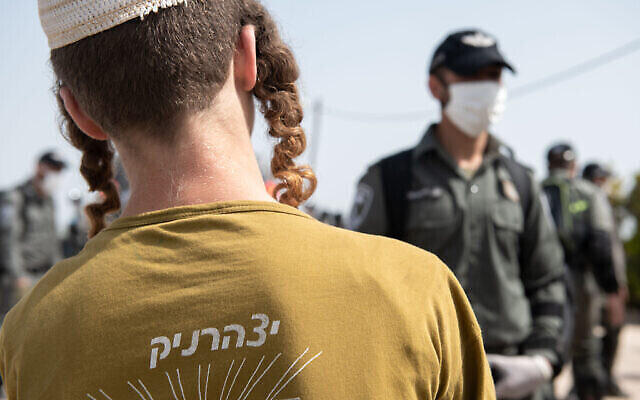 Des résidents d'implantations juifs lors de la démolition de six structures construites illégalement à l'avant-poste de Kumi Ori, dans les environs de l'implantation d'Yitzhar, en Cisjordanie, le 22 avril 2020. (Crédit : Sraya Diamant/Flash90)