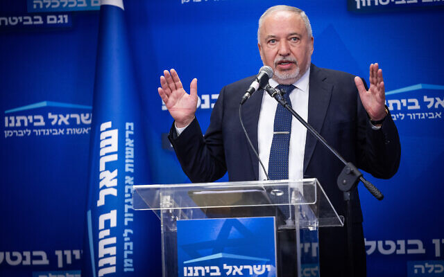 Le leader d'Yisrael Beytenu, Avigdor Liberman, s'exprimant lors d'une réunion de faction, à la Knesset, le 3 juillet 2023. (Crédit : Yonatan Sindel/Flash90)