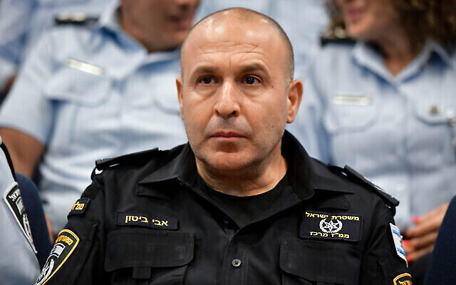 Le chef de la police du district central, Avi Bitton, lors d'une cérémonie à Tel Aviv, le 19 juillet 2023. (Crédit : Avshalom Sassoni/Flash90)