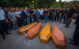 Des personnes en deuil assistant aux funérailles de cinq membres d'une même famille qui ont été tués par balle dans la ville bédouine de Basmat Tabun, dans le nord du pays, le 29 septembre 2023. (Crédit : Flash90)