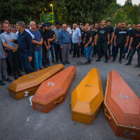 Des personnes en deuil assistant aux funérailles de cinq membres d'une même famille qui ont été tués par balle dans la ville bédouine de Basmat Tabun, dans le nord du pays, le 29 septembre 2023. (Crédit : Flash90)