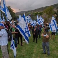 Des manifestants anti-refonte protestant devant l'hôtel de Neve Ativ où le Premier ministre Benjamin Netanyahu et son épouse Sara passent leurs vacances, sur le plateau du Golan, le 2 octobre 2023. (Crédit : Ayal Margolin/Flash90)