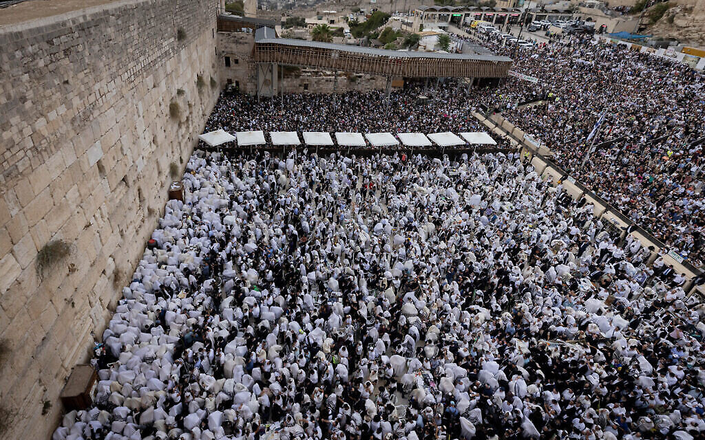 Des fidèles juifs prient au mur Occidental, lieu de prière le plus sacré du judaïsme, dans la Vieille Ville de Jérusalem, lors de la bénédiction sacerdotale Birkat HaKohanim lors de la fête de Souccot, le 2 octobre 2023. (Crédit : Chaim Goldberg/Flash90)