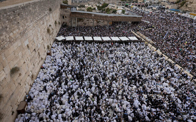 Des fidèles juifs prient au mur Occidental, lieu de prière le plus sacré du judaïsme, dans la Vieille Ville de Jérusalem, lors de la bénédiction sacerdotale Birkat HaKohanim lors de la fête de Souccot, le 2 octobre 2023. (Crédit : Chaim Goldberg/Flash90)