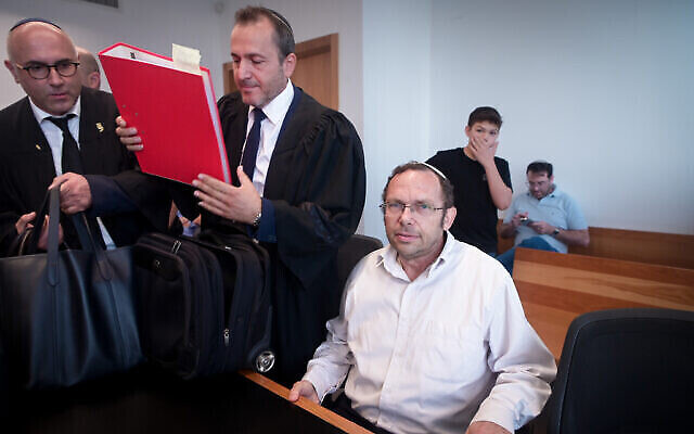 Israel Zeira, le chef de Rosh Yehudi, arrive pour un arbitrage au tribunal de district de Tel Aviv à Tel Aviv, le 4 octobre 2023. (Crédit : Avshalom Sassoni/Flash90)