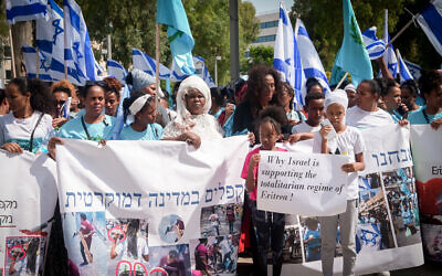 Des membres de la communauté érythréenne en Israël manifestant devant le quartier général de la police dans le sud de Tel Aviv, le 5 octobre 2023. (Crédit : Avshalom Sassoni/Flash90)