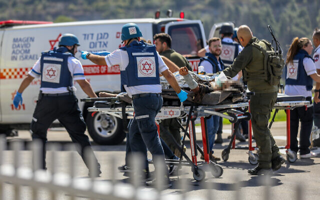 Des soldats israéliens blessés arrivent à l'hôpital Hadassah Ein Kerem de Jérusalem, le 7 octobre 2023. (Crédit : Noam Revkin Fenton/Flash90)