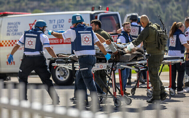 Des soldats israéliens blessés arrivent à l’hôpital Hadassah Ein Kerem à Jérusalem, le 7 octobre 2023. (Crédit : Noam Revkin Fenton/Flash90)