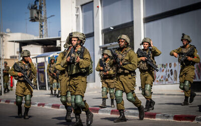 Photo d'illustration : Des soldats israéliens patrouillent dans la ville de Sderot, dans le sud d'Israël, le 7 octobre 2023. (Crédit : Oren Ben Hakoon/Flash90)