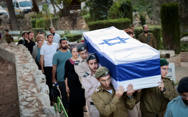 La famille et les amis assistant aux funérailles du soldat israélien, David Shila, au cimetière militaire du mont Herzl, à Jérusalem. (Crédit : Noam Revkin Fenton /Flash90)