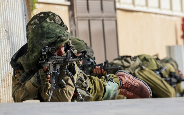 Des soldats prenant position dans la ville méridionale de Sderot, le 8 octobre 2023. (Crédit : Yossi Zamir/Flash90)